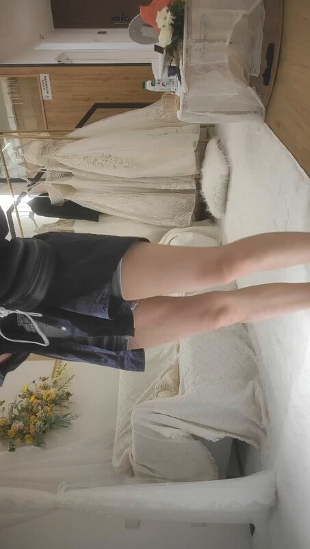 婚纱店激情返场！休学萝莉音眼镜妹遭猛男搭档托起狂插，百变姿势爆操！